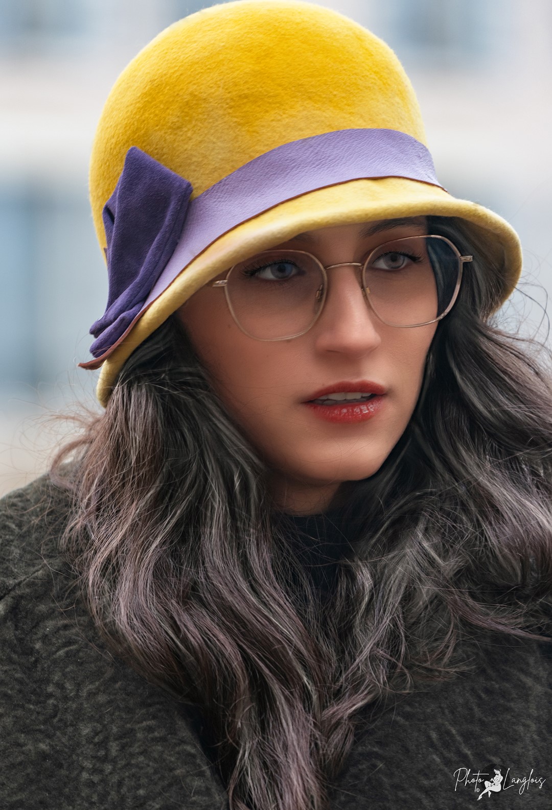 Cloche en feutre jaune à bandeau violet, années 1920.