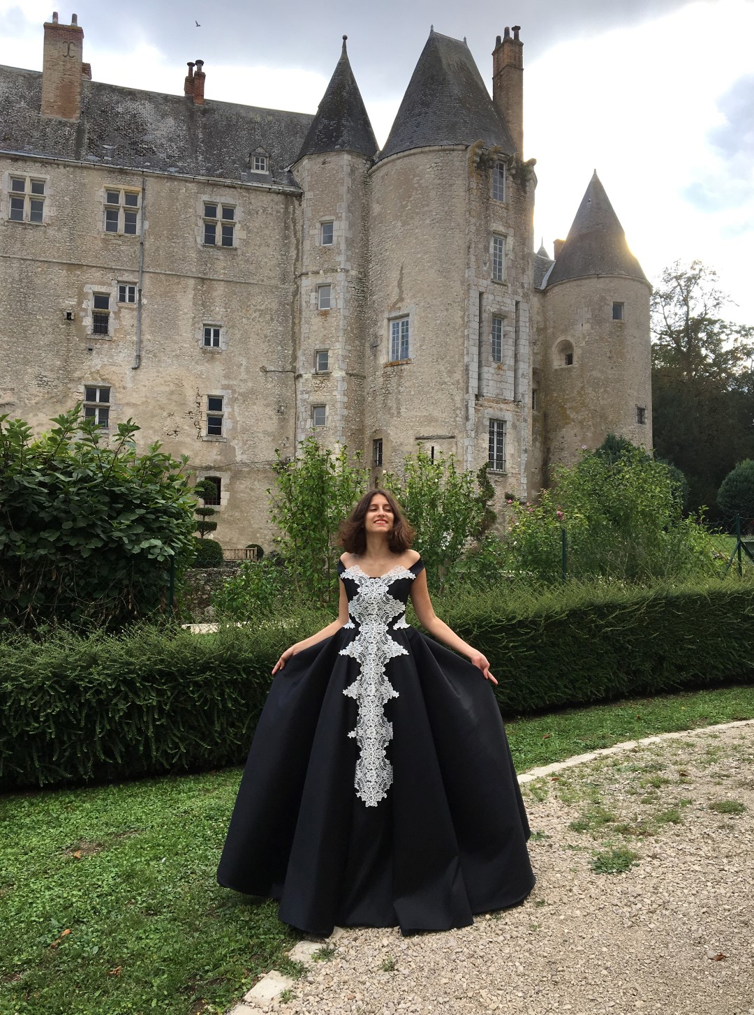 Robe du soir noire brodée de sequins dans un intérieur de château.